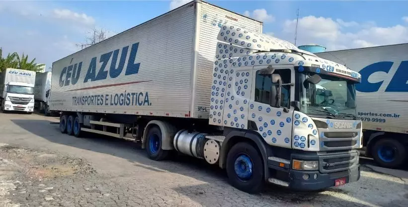 A foto mostra uma carreta da Céu Azul Transportes